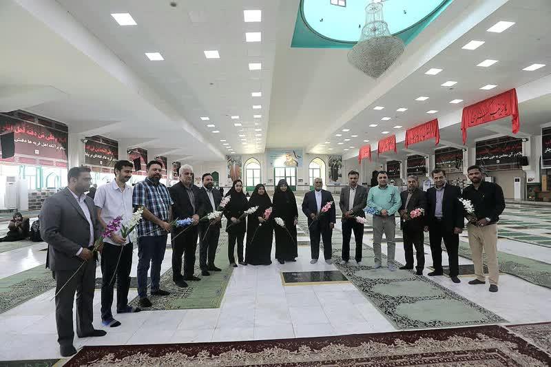 حضور جمعی از فعالان رسانه‌ای و مدیران فرهنگی در گلزار شهدای بندرعباس به مناسبت هفته بزرگداشت مقام خبرنگار