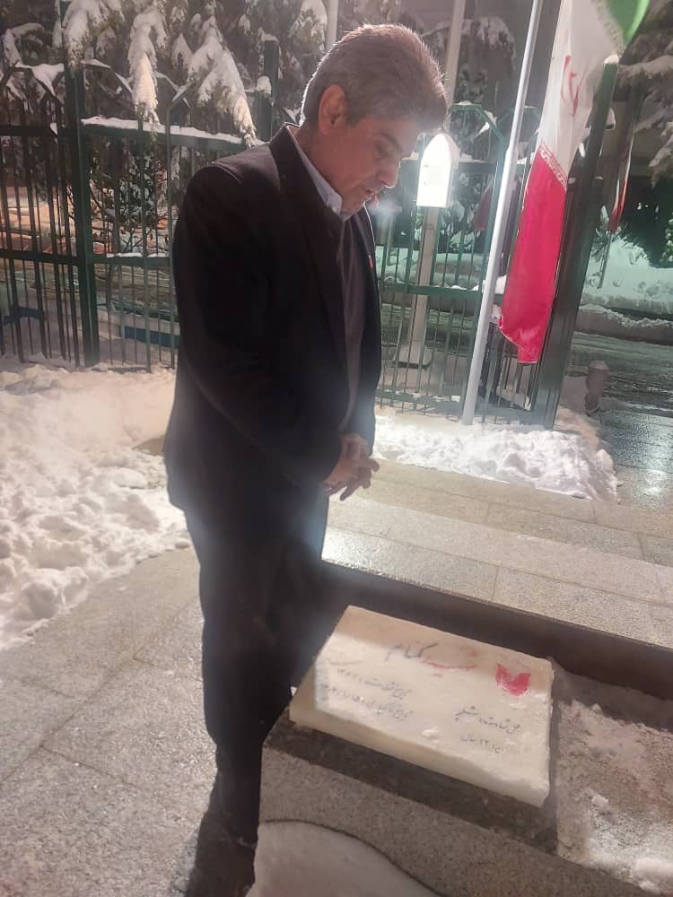 ادای احترام رئیس هیئت‌مدیره خانه مطبوعات ایران به مقام شهدای گمنام همدان